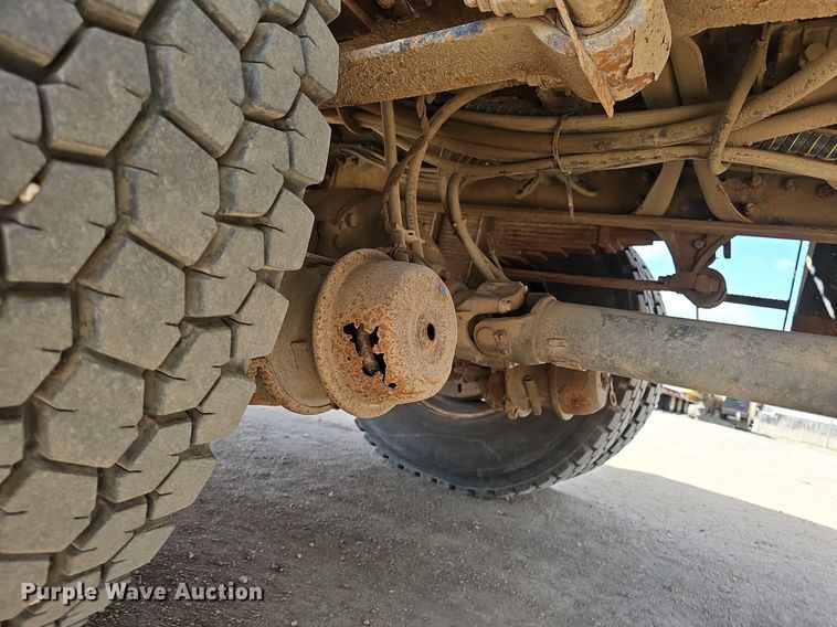 image for item DQ8682 2003 International 7400 digger derrick truck