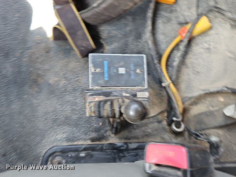 image for item DQ8682 2003 International 7400 digger derrick truck