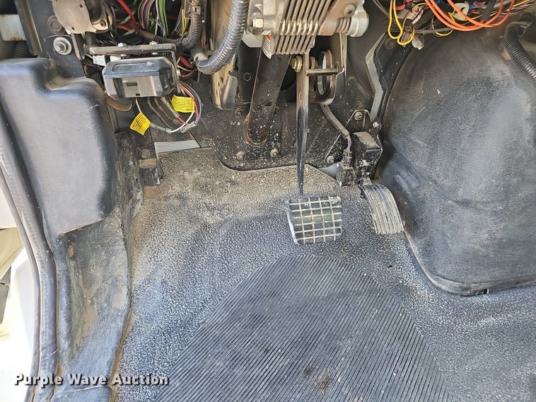 image for item DQ8682 2003 International 7400 digger derrick truck