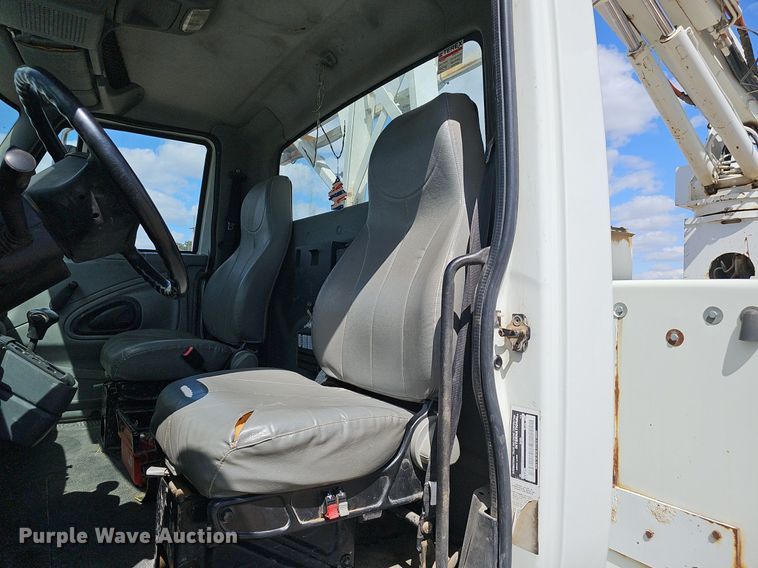 image for item DQ8682 2003 International 7400 digger derrick truck