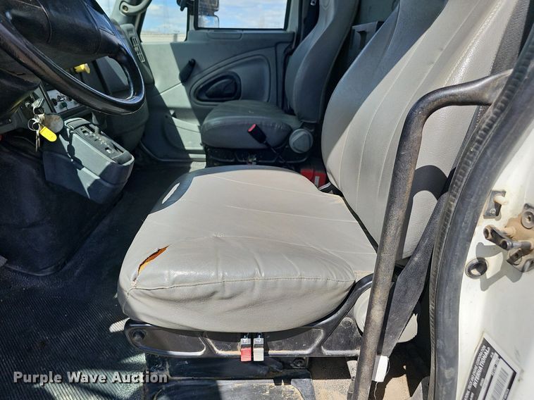 image for item DQ8682 2003 International 7400 digger derrick truck