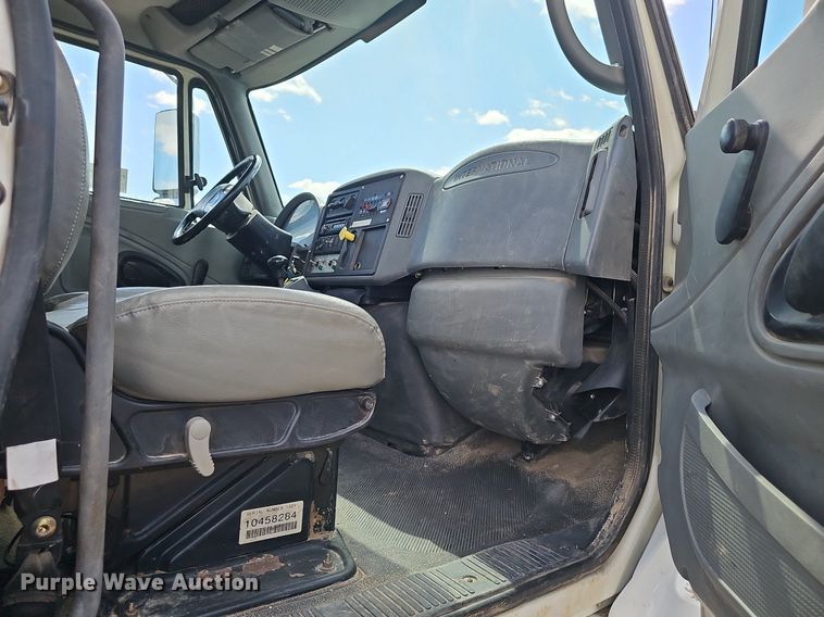 image for item DQ8682 2003 International 7400 digger derrick truck