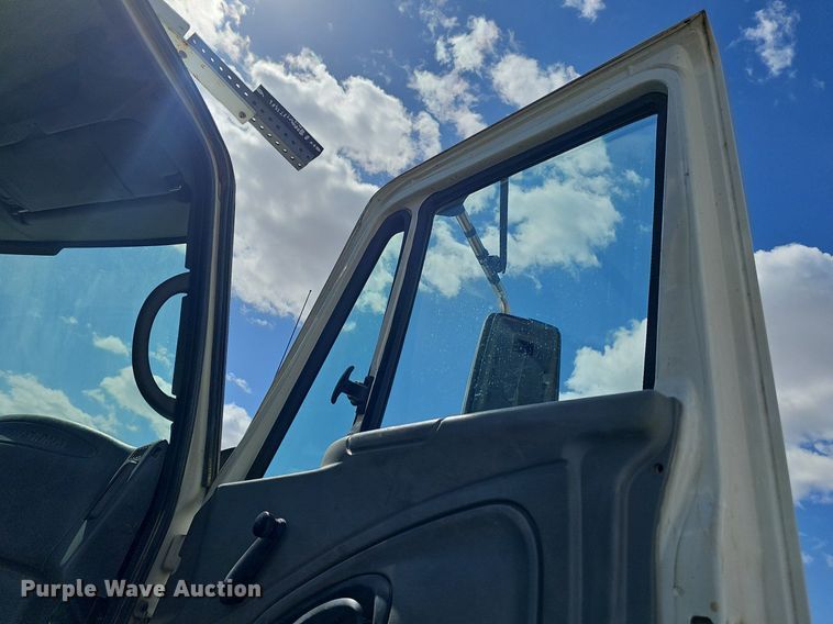 image for item DQ8682 2003 International 7400 digger derrick truck