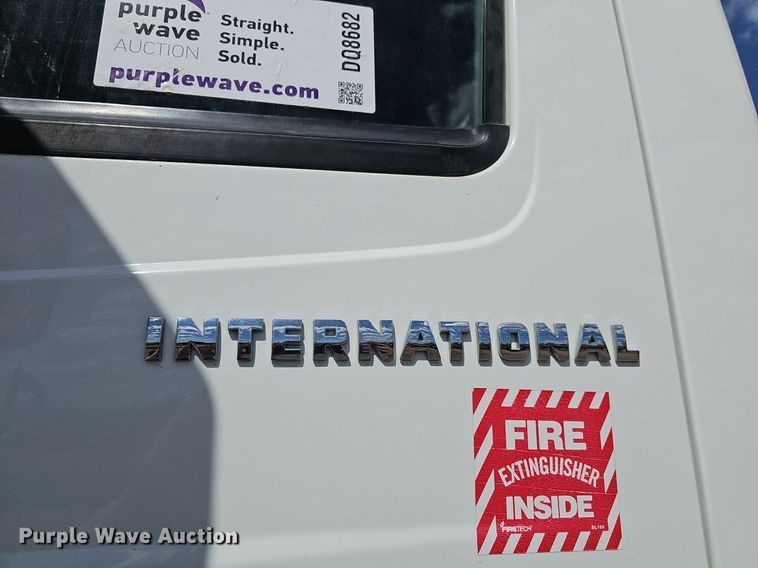 image for item DQ8682 2003 International 7400 digger derrick truck