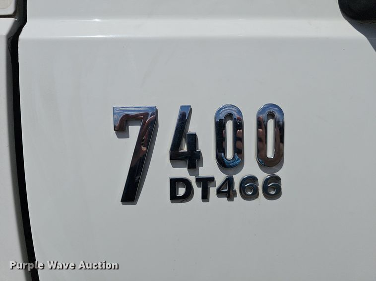 image for item DQ8682 2003 International 7400 digger derrick truck