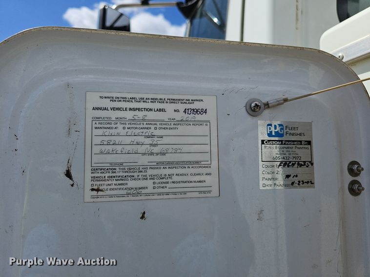 image for item DQ8682 2003 International 7400 digger derrick truck