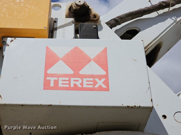 image for item DQ8682 2003 International 7400 digger derrick truck