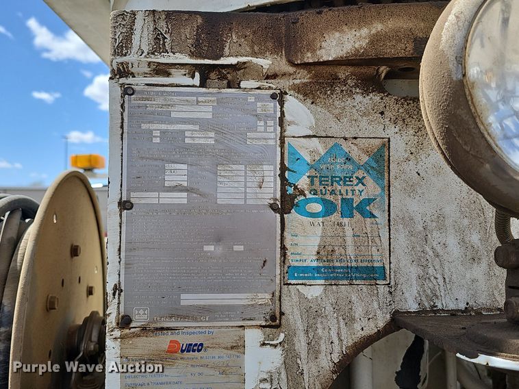 image for item DQ8682 2003 International 7400 digger derrick truck