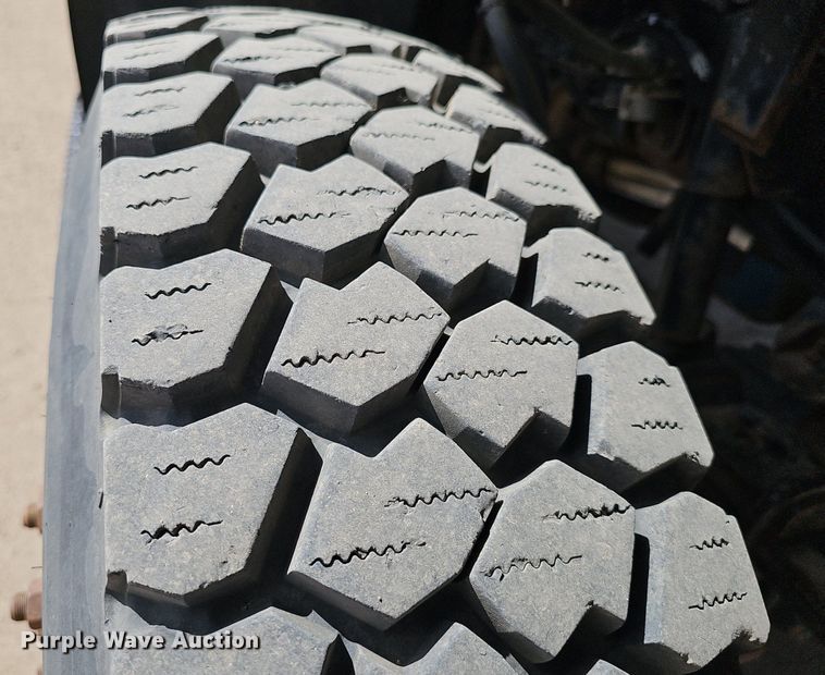 image for item DQ8682 2003 International 7400 digger derrick truck