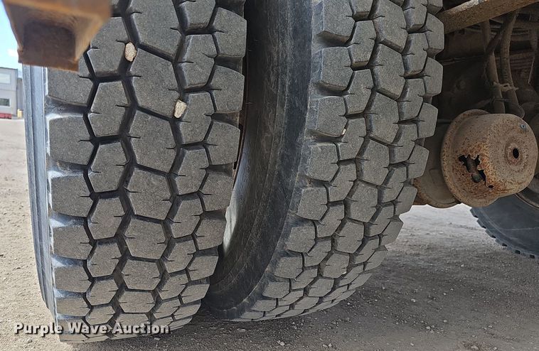 image for item DQ8682 2003 International 7400 digger derrick truck