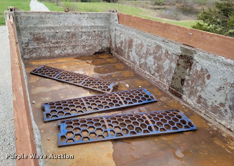 image for item DR7950 1985 Ford 8000 dump truck