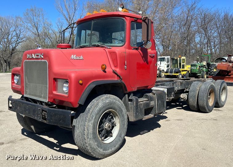 image for item DS0852 1984 Mack  DM685S truck cab and chassis