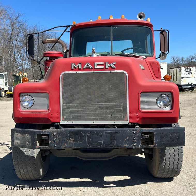 image for item DS0852 1984 Mack  DM685S truck cab and chassis