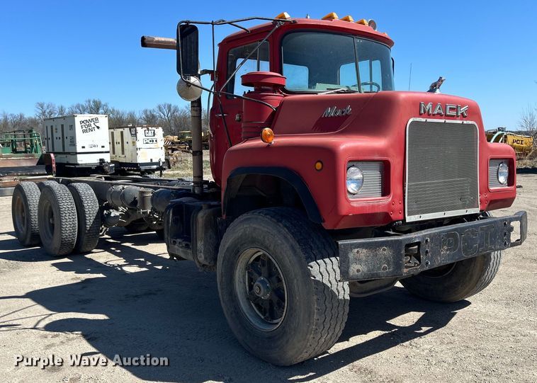 image for item DS0852 1984 Mack  DM685S truck cab and chassis