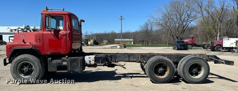 image for item DS0852 1984 Mack  DM685S truck cab and chassis