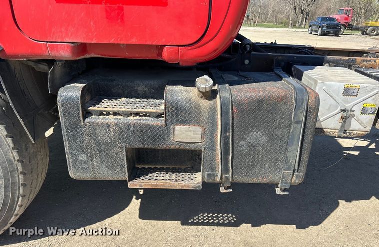 image for item DS0852 1984 Mack  DM685S truck cab and chassis