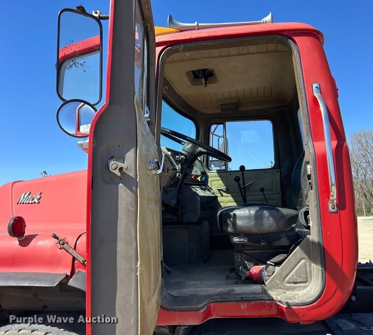 image for item DS0852 1984 Mack  DM685S truck cab and chassis