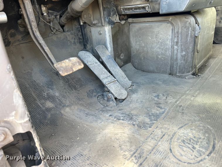 image for item DS0852 1984 Mack  DM685S truck cab and chassis