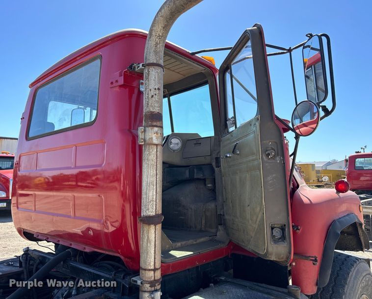 image for item DS0852 1984 Mack  DM685S truck cab and chassis