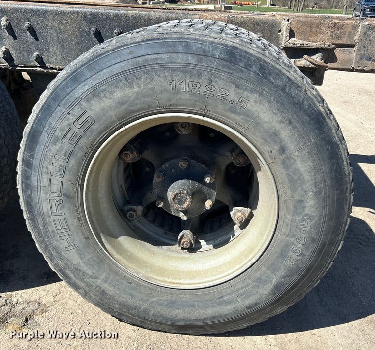 image for item DS0852 1984 Mack  DM685S truck cab and chassis