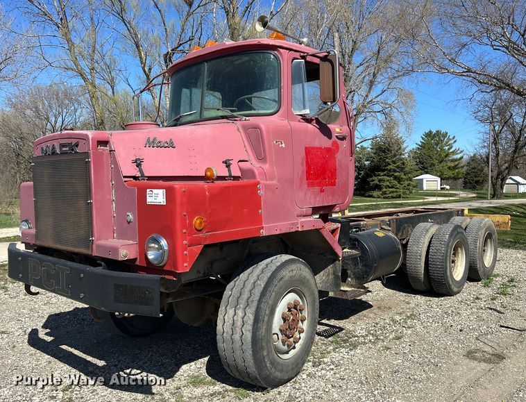 image for item DS0853 1978 Mack truck cab and chassis