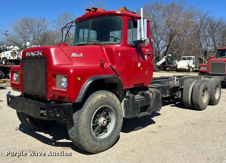 image for item DS0859 1985 Mack DM685S truck cab and chassis