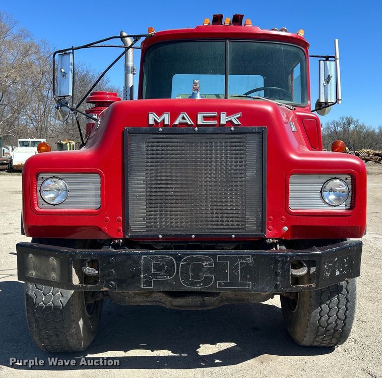 image for item DS0859 1985 Mack DM685S truck cab and chassis
