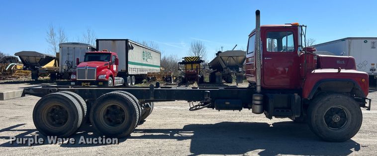 image for item DS0859 1985 Mack DM685S truck cab and chassis