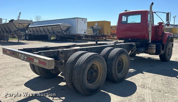 image for item DS0859 1985 Mack DM685S truck cab and chassis