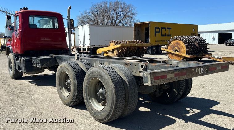 image for item DS0859 1985 Mack DM685S truck cab and chassis