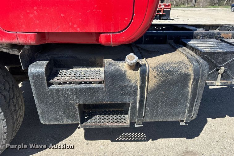 image for item DS0859 1985 Mack DM685S truck cab and chassis