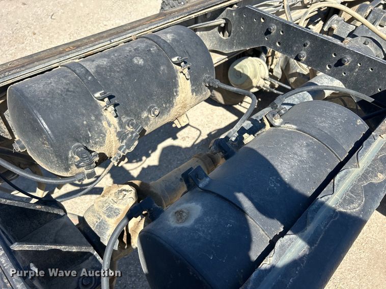 image for item DS0859 1985 Mack DM685S truck cab and chassis