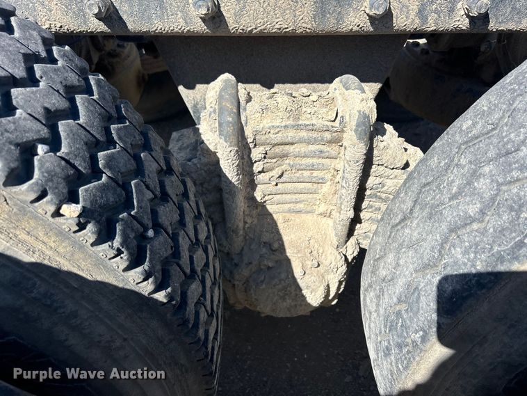 image for item DS0859 1985 Mack DM685S truck cab and chassis