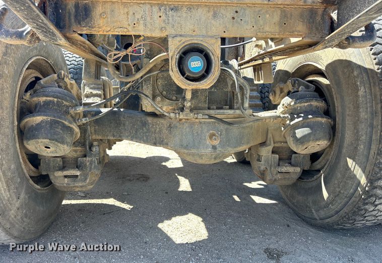 image for item DS0859 1985 Mack DM685S truck cab and chassis