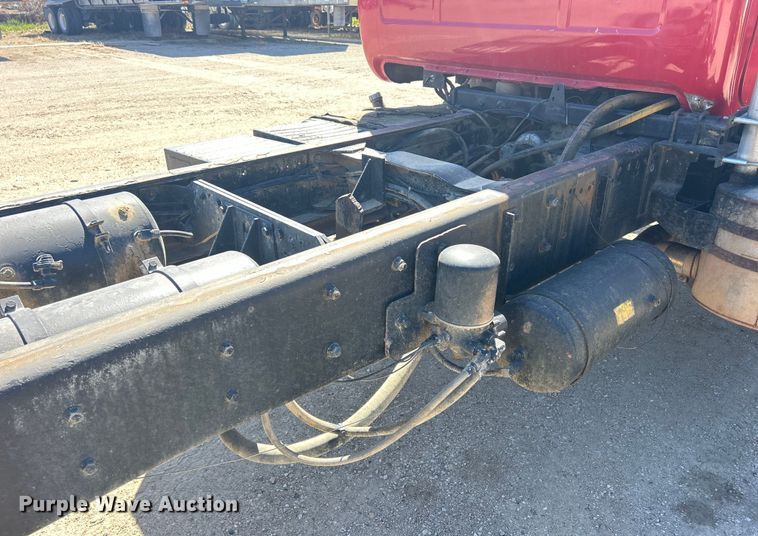 image for item DS0859 1985 Mack DM685S truck cab and chassis