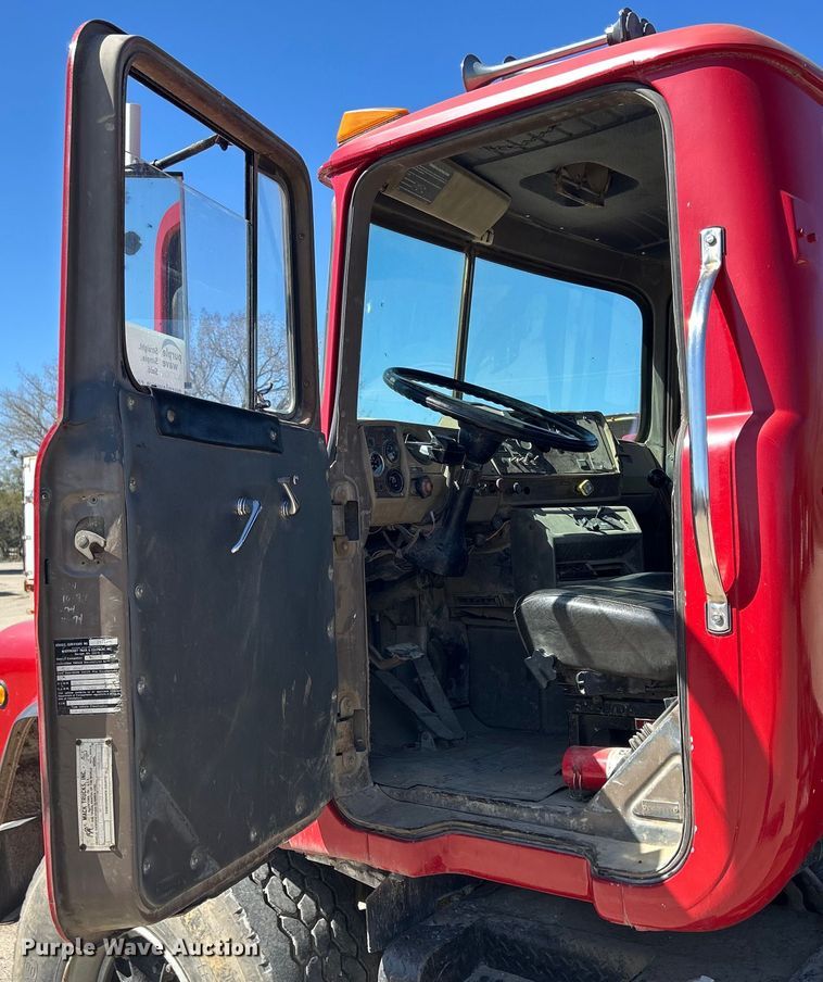 image for item DS0859 1985 Mack DM685S truck cab and chassis