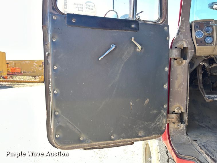 image for item DS0859 1985 Mack DM685S truck cab and chassis