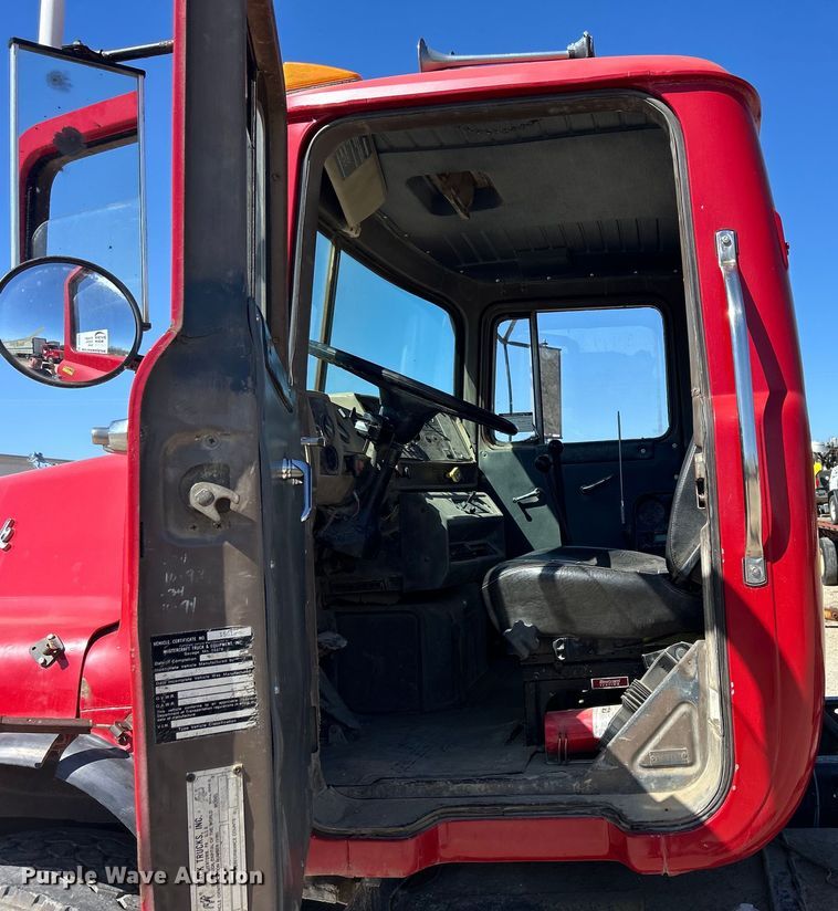 image for item DS0859 1985 Mack DM685S truck cab and chassis