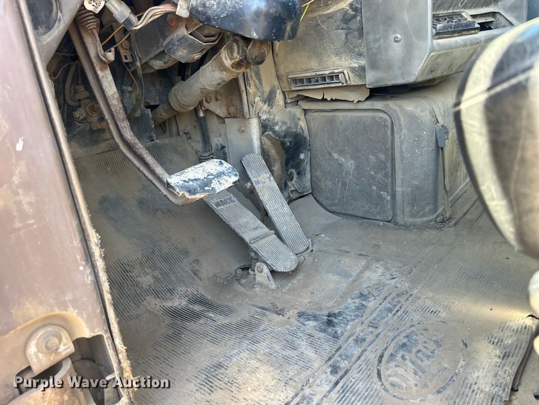 image for item DS0859 1985 Mack DM685S truck cab and chassis