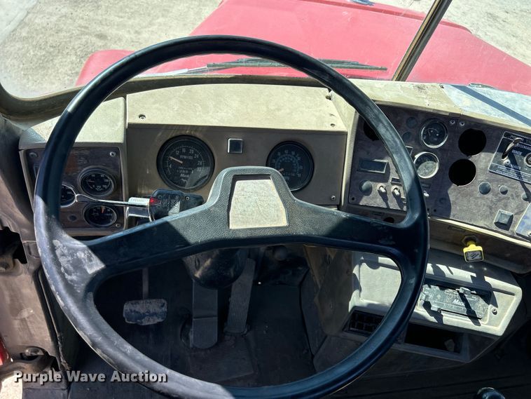 image for item DS0859 1985 Mack DM685S truck cab and chassis