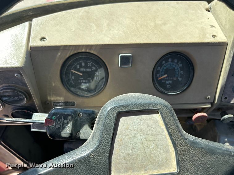 image for item DS0859 1985 Mack DM685S truck cab and chassis