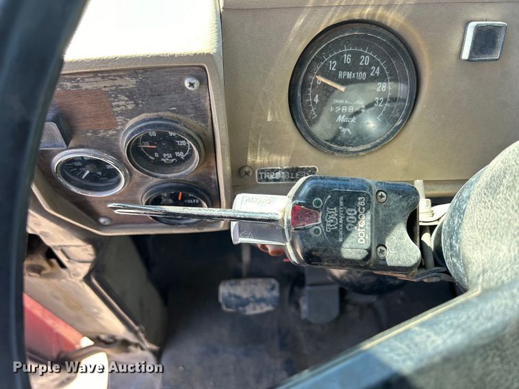 image for item DS0859 1985 Mack DM685S truck cab and chassis