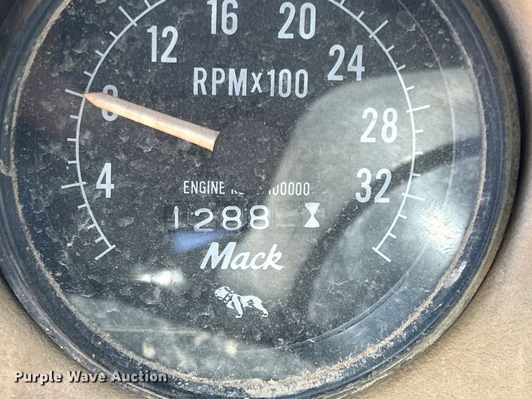 image for item DS0859 1985 Mack DM685S truck cab and chassis