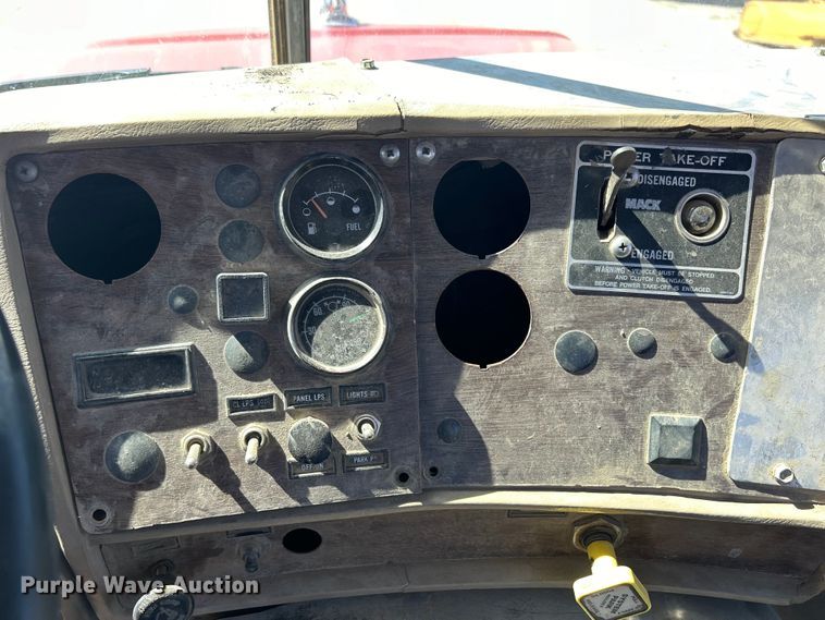 image for item DS0859 1985 Mack DM685S truck cab and chassis