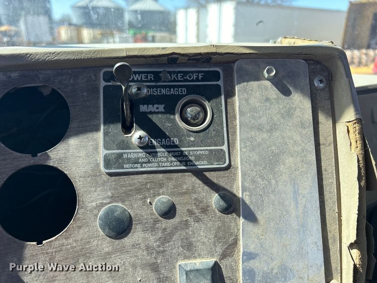 image for item DS0859 1985 Mack DM685S truck cab and chassis