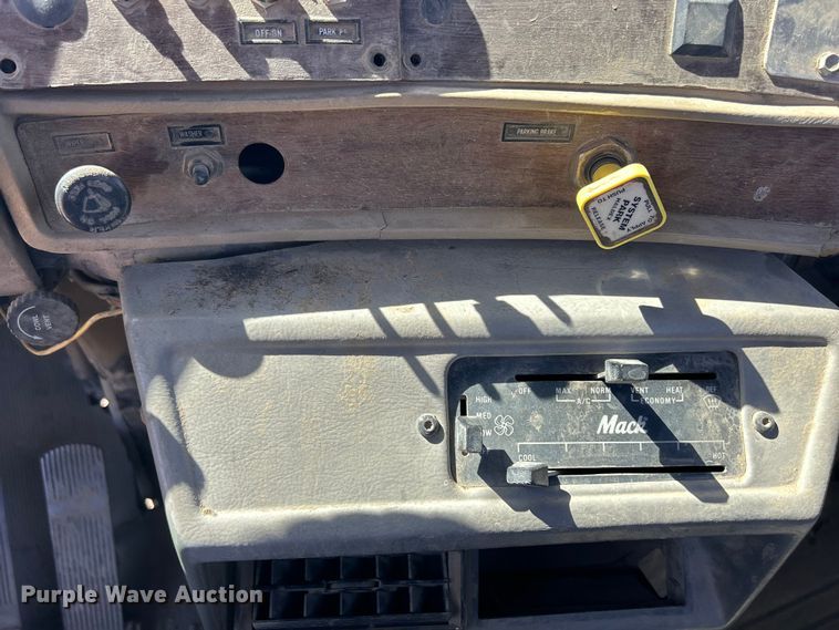 image for item DS0859 1985 Mack DM685S truck cab and chassis