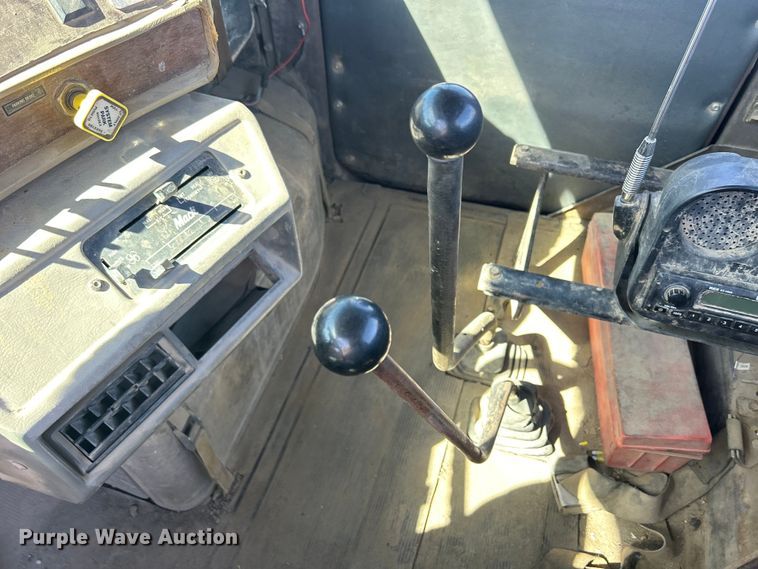 image for item DS0859 1985 Mack DM685S truck cab and chassis