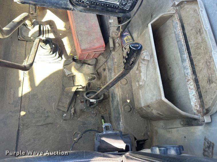 image for item DS0859 1985 Mack DM685S truck cab and chassis