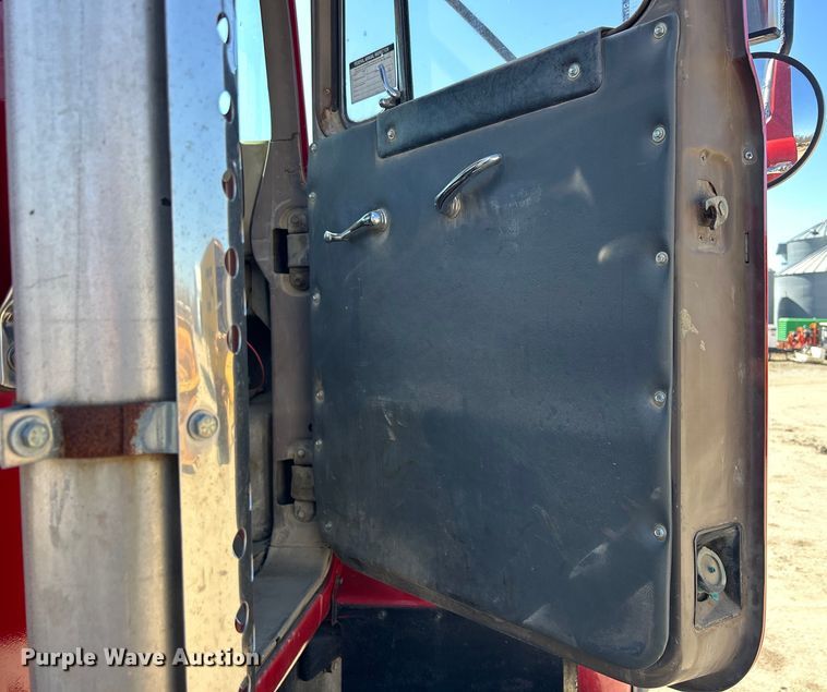 image for item DS0859 1985 Mack DM685S truck cab and chassis