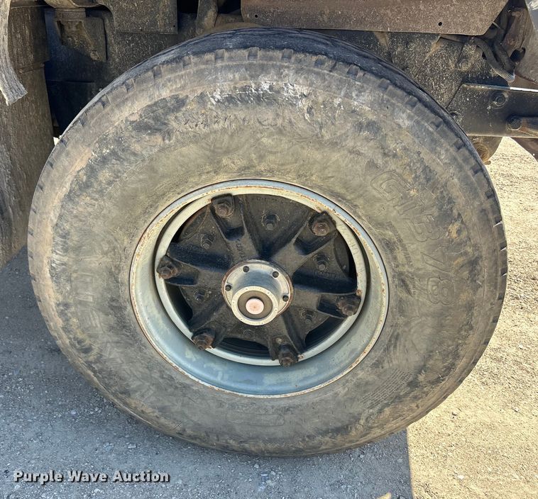 image for item DS0859 1985 Mack DM685S truck cab and chassis